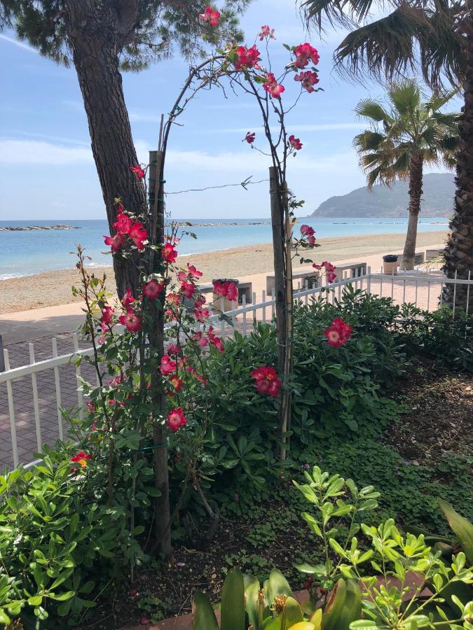 Piccolo Hotel Le Palme San Bartolomeo Al Mare Exterior photo