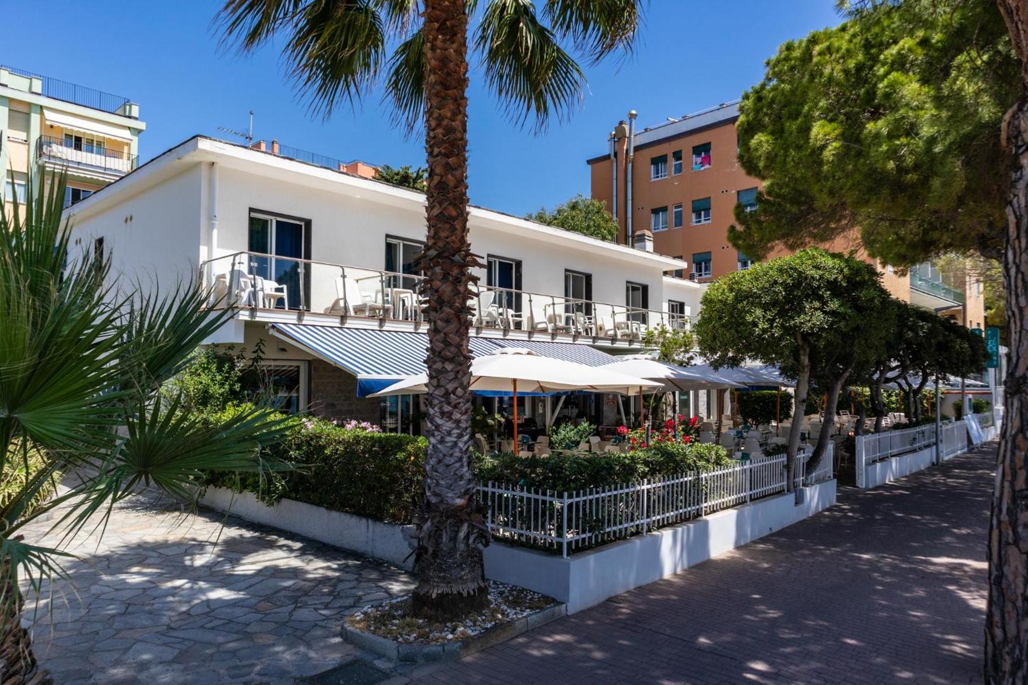 Piccolo Hotel Le Palme San Bartolomeo Al Mare Exterior photo